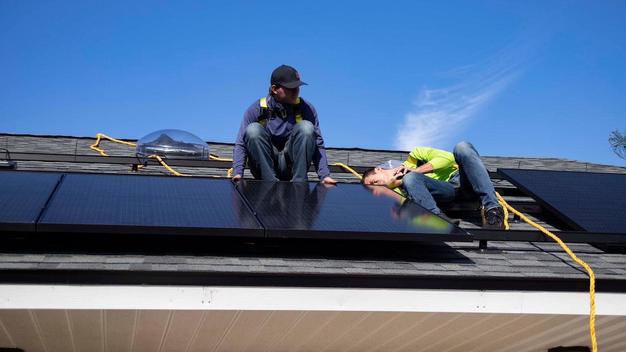 oameni prezentand instalarea panourilor solare (1)